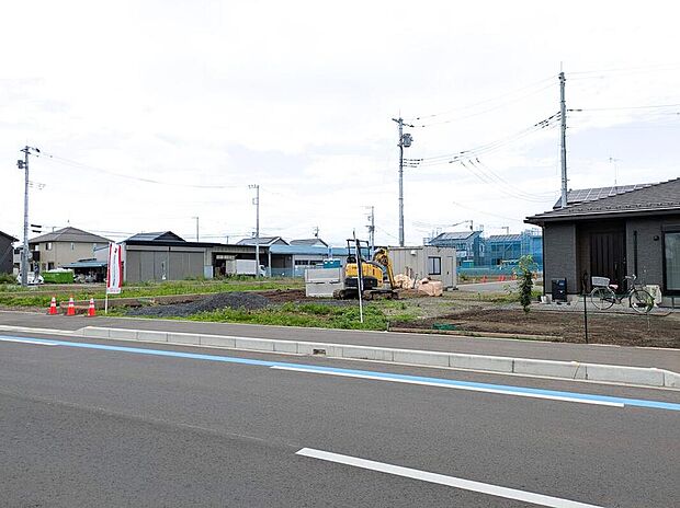 【前面道路含む現地写真】【壬生六美町区画整理地内】土地も同時にご案内可能です。/52街区 南側は歩道があるので道路との距離もとれ安全です。