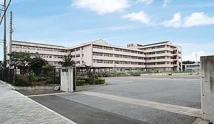 東中学校 約1, 400m～1,490m(徒歩約18分～19分)