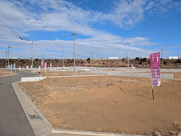 分譲地内道路は全て6m幅あるの車同士のすれ違いも楽々です。住人以外の車両はあまり通らない為、お子様も安心して歩くことができます。