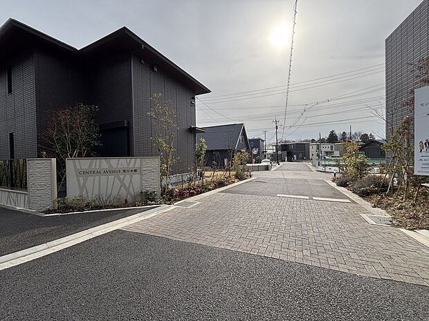 官民連携プロジェクトによる街づくりが進行中。
安心して暮らせるコンパクトな街、子育てが楽しくなる街を目指して進化を続ける荒川本郷地区の恵まれたポジションに誕生した大型分譲地です。