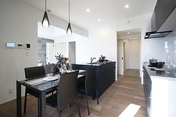 【NO.3-5　モデルハウス】シンクとコンロをセパレート配置したII型キッチン。振り向くだけで作業が完結する快適な動線は、料理好きの方には嬉しいポイントです。
（2025年11月撮影）