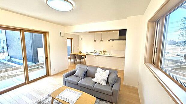 【No.3-11 LDK】約20帖あるLDKは、家族みんながゆったりくつろげる空間。複数の窓を設け、1日を通して自然光が心地よく差し込む明るい空間です。風通しも良く開放感のあるリビングを実現しています。