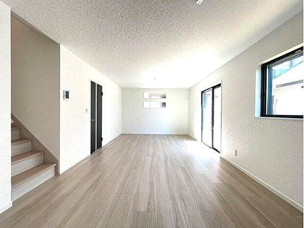 （同一仕様）広々としたリビングは陽当たりも良好♪ 