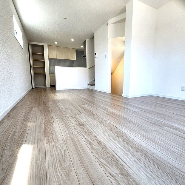 明るい２階リビングは家族団らんの貴重な空間です！