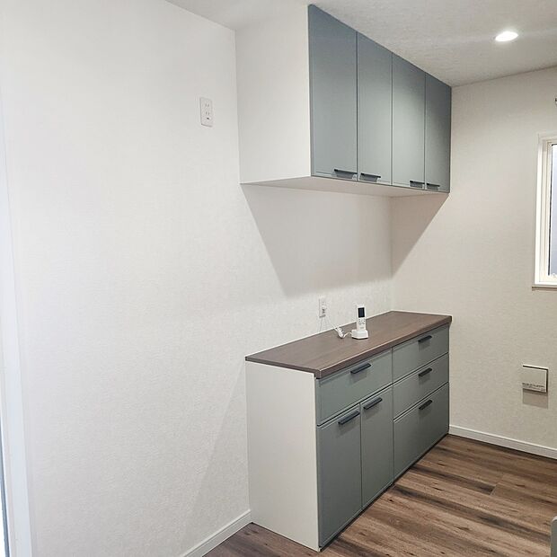 【食器棚】カップボード（食器棚）がキッチン後ろについていて、開放感あるリビングとなっております！