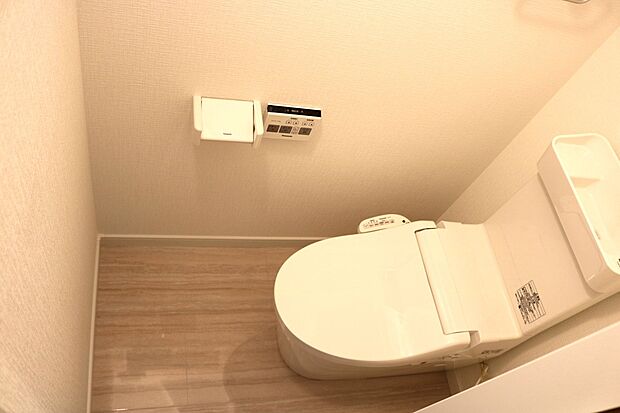 【トイレ（同一仕様）】1、2階ウォシュレット機能が付いおります。