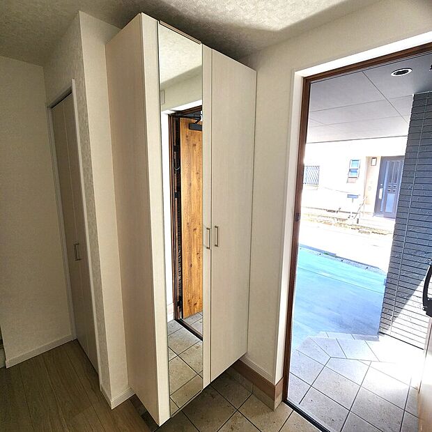 【玄関】たっぷり収納のシューズボックスです♪