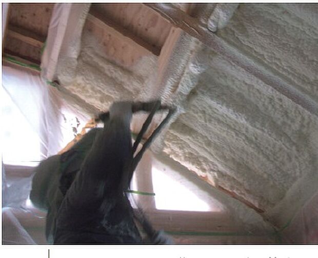 【ウレタンフォーム吹き付け断熱】ウレタンフォーム現場吹き付け施工は、快適な住まいづくりにかかせない断熱工法です。高気密なため、結露を防止し、ダニの発生を抑え、高い断熱性を発揮するので冷暖房効果も良く省エネ効果も抜群です。