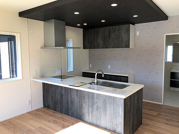 デザイン性と機能性を両立したシステムキッチン。開放感のあるペニンシュラ型となり、リビング・ダイニングとの一体感があります♪(画像はイメージ)