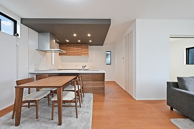 全棟駐車スペースを2台分確保！お車を2台所有されてる方やお友達が遊びに来た時も便利です！