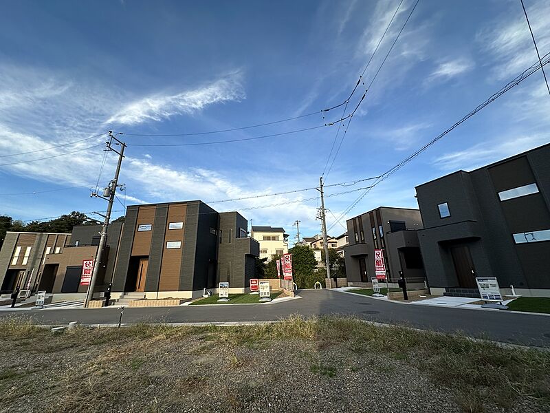 道路幅はゆとりある５～6メートル。土地は全戸40坪以上、建物は全戸34坪以上、余裕のある生活をお送りくださいませ。