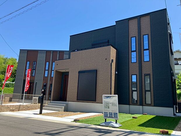 2号地写真。
駐車場2台、土地40坪以上、建物34坪以上の壮観な外観になりました。