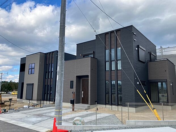 工事着々と進んでおります!
大型分譲地内で前面道路幅員は6mとゆとりがあり、スムーズに駐車可能です。