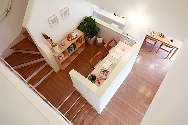 スキップフロア　家族のつながりを感じられる、空間を有効活用したスキップフロアのある家。勉強や家事など使い方は自由♪開放的でLDKも広く見えます！