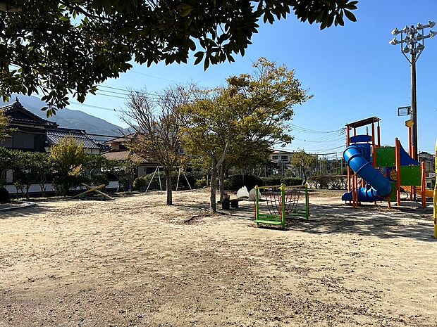 現地（2024年11月）撮影
大型複合遊具も設置された「二丈コミュニティープラザ公園」まで徒歩2分。ちょっとしたお散歩にも便利で、近隣の方々とのコミュニケーションも広がります。