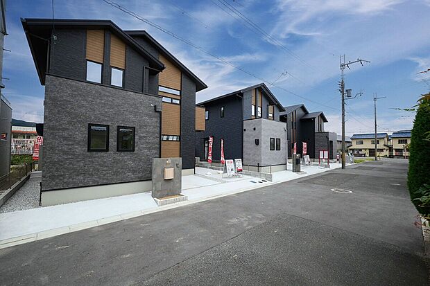 光をたっぷり取り込むゆとりの空間。広いお庭を眺めながら明るく開放感あふれるLDKで、家族みんなが自然と集まり会話も弾みます。タマホームのこだわりが詰まった分譲住宅です。