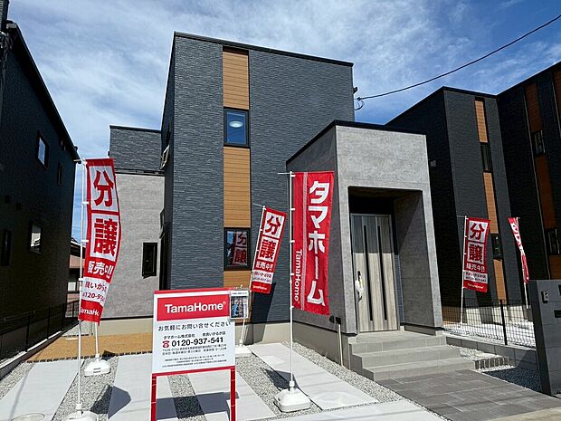 現地（2025年7月）撮影2号地
ダークカラーでまとめたシックなスクエアフォルムの外観。スッキリとした外構周りはシンプルで窓のデザインがよく映えます。