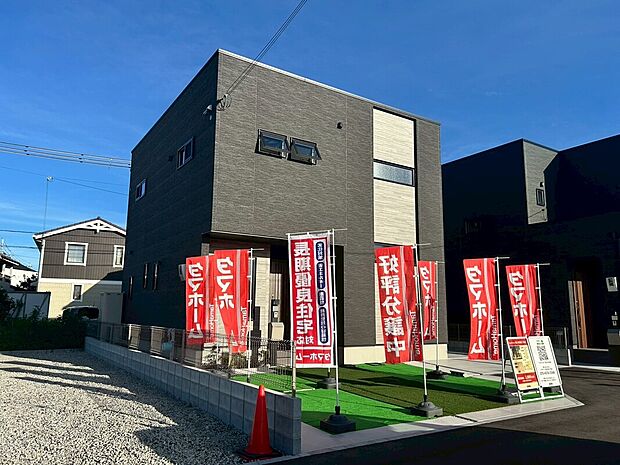 分譲地内に空が大きく広がり、開放感を感じられる環境です。前面道路もゆとりのある広さのため、お車の出し入れも比較的スムーズに行うことができそうです。