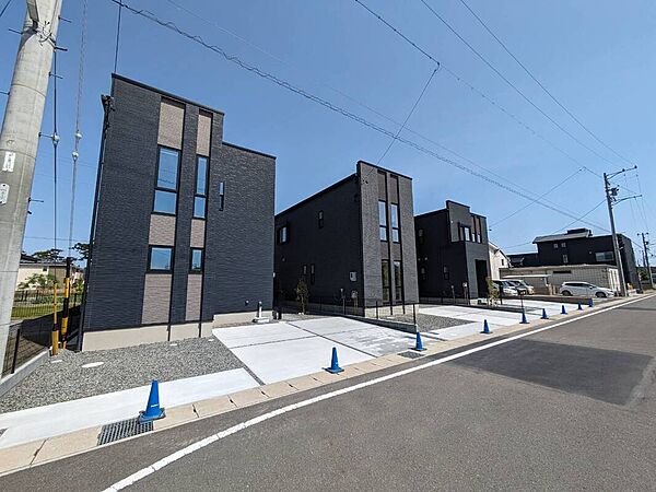 全体外観です、全3棟広々敷地で日当たり良好です黒をベースにした外壁がお洒落で見栄えします♪