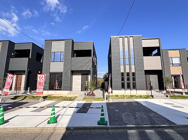 ＜2号地・3号地＞3連の縦長窓がアクセントが、シンプルなのにおしゃれ！