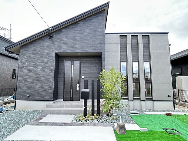 【3号地】
ブラックとグレーのモダンなカラーを採用。街並みに馴染むカラーとデザインです。ウッド調の外壁をアクセントとし、全体に柔らかさをプラスしました。プライバシー性と採光性を両立する縦連窓を採用！