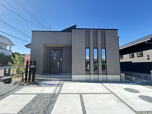 【4号地】
優しいブラウンを基調とした外観デザインです。81坪以上のゆとりある敷地面積と角地の開放感に恵まれている4号地。角地だからこその日当たりと通風をご体感ください！駐車スペースは3台分を確保♪