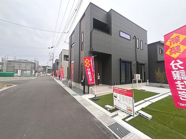 分譲地内に空が大きく広がり、開放感を感じられる環境です。前面道路もゆとりのある広さのため、お車の出し入れも比較的スムーズに行うことができそうです。