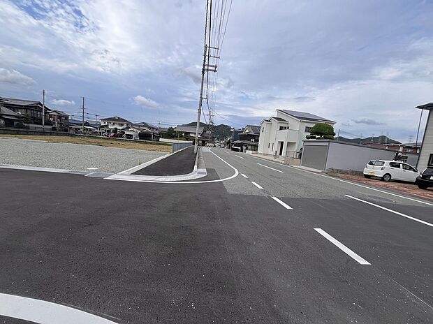 分譲地内に空が大きく広がり、開放感を感じられる環境です。前面道路もゆとりのある広さのため、お車の出し入れも比較的スムーズに行うことができそうです。