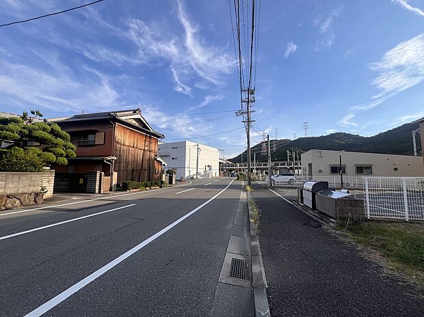 分譲地内に空が大きく広がり、開放感を感じられる環境です。前面道路もゆとりのある広さのため、お車の出し入れも比較的スムーズに行うことができそうです。