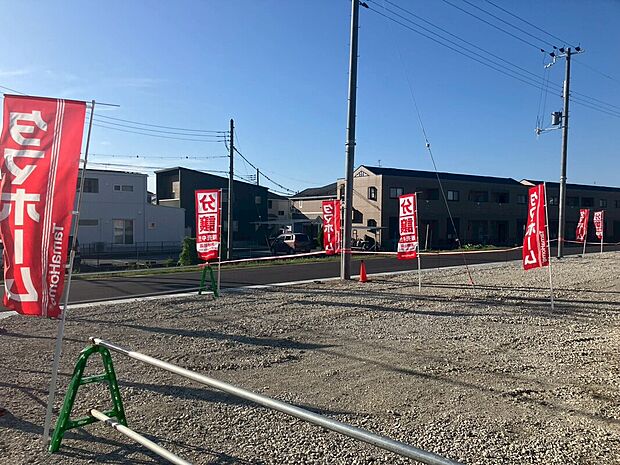 前面道路もゆとりのある広さのため、お車の出し入れも比較的スムーズに行うことができそうです。