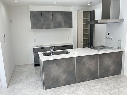 ペニンシュラキッチン&カップボード