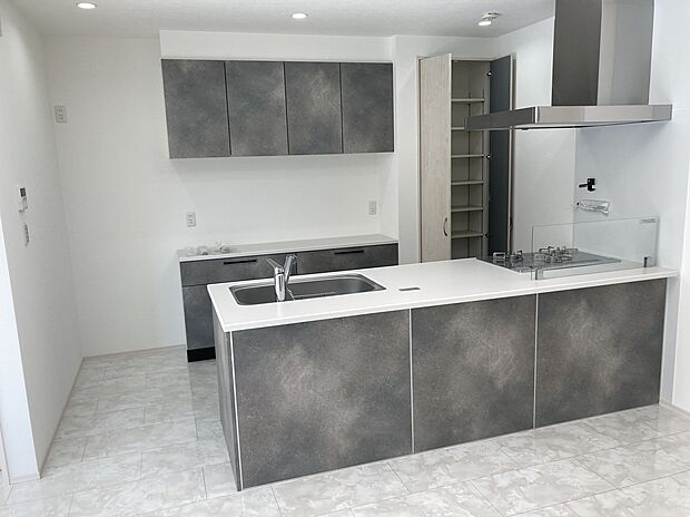 【ペニンシュラキッチン＆カップボード】標準装備（ビルトイン食洗器付き）