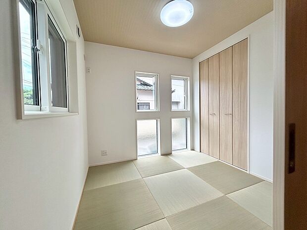 【和室】来客用の寝具などしまえる収納も完備しています。