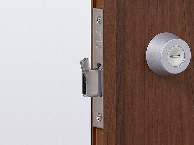 【鎌付デッドボトル錠】ドアの上と下をしっかり固定することで、バールなどによるこじ開け・こじ破りに有効です。玄関ドア本体と、枠・子扉のかみ合わせ部分を強化することで、さらに防犯性能を向上させています。（※同仕様画像）