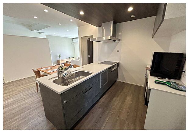 【【2号地】】【2号地】
魅力として大きいキッチンのカップボード。据付タイプで地震時の倒壊の心配もありません。毎日の料理が楽しくなる質のいいキッチンを採用しています。