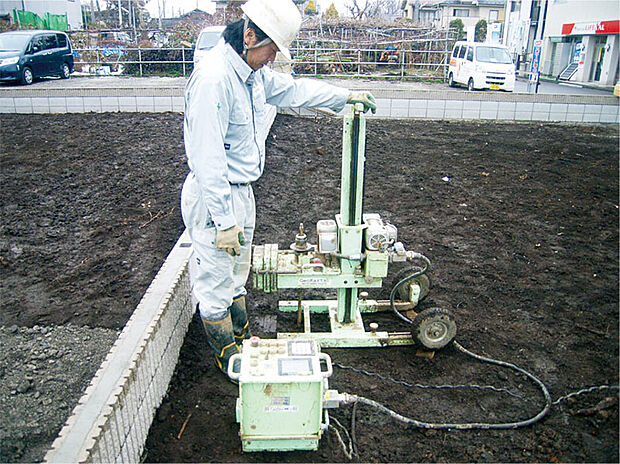 【地盤調査】注文住宅や建売住宅に関わらず、タマホームでは全棟に地盤調査を実施しています。地盤の高度が不足している場合は、適切な地盤補強の工事を行います。また万が一の状況に備え、10年間の地盤保証を行っております。