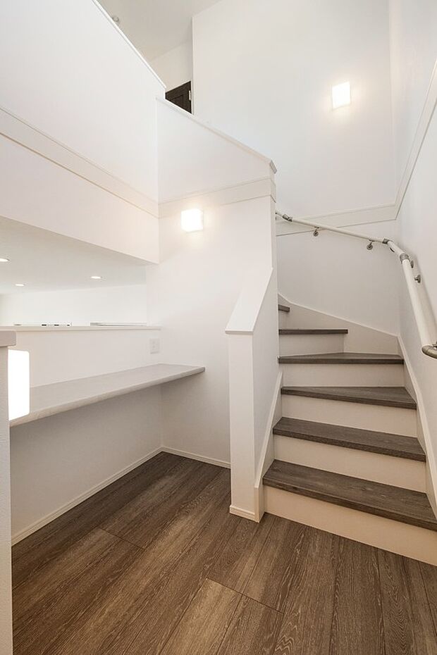 【スキップフロア】お子様の勉強や遊び場、在宅ワークで使える必要不可欠なスペースです。LDKと同じ空間なので、家族で楽しい時間を共有できます。