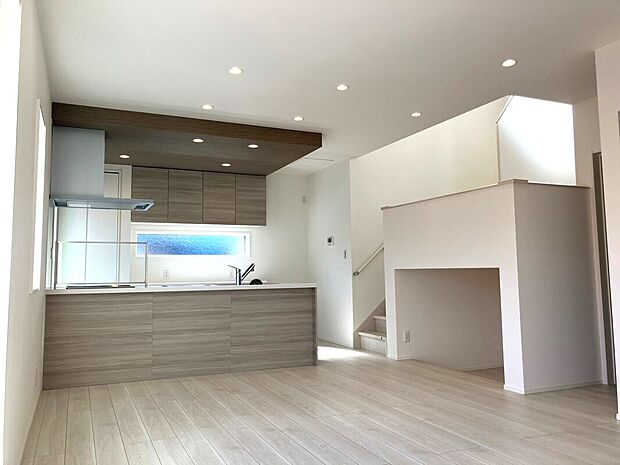 【3号地　LDK】広々としたリビングダイニングキッチンが特徴です♪家族が集い、コミュニケーションの時間が自然と増えます。