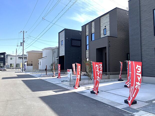 【現地写真】分譲地内に空が大きく広がり、開放感を感じられる環境です。前面道路もゆとりのある広さのため、お車の出し入れも比較的スムーズに行うことができそうです。