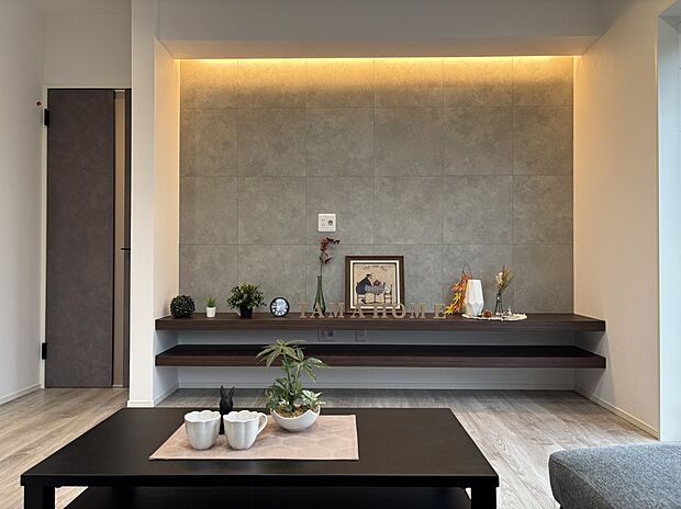 【4号地内観】【4号地リビング】
高級感溢れるデコウォール。ダイニング分けてくつろぎだけの空間になります。窓からしっかり光を取り込み、夜は照明でおしゃれに。