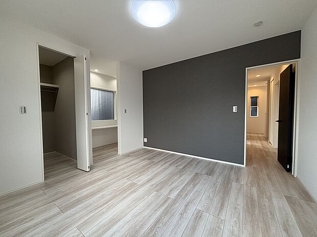 【7号地寝室】【7号地主寝室】
一日の疲れをゆっくり癒せる、落ち着きある空間です。ベッドを配置してもゆとりある広さを確保しており、終身前のリラックスタイムも快適に過ごせます。