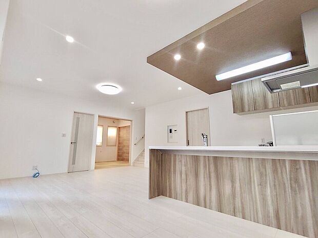 【【キッチン】】大人気のペニンシュラキッチン！
天板が人造大理石の為、お掃除楽々♪
コンロはＩＨクッキングヒーターを採用、自動調理機能付きで料理のレパートリーが豊富に♪