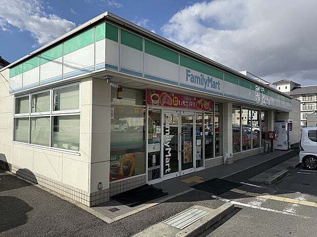 ファミリーマート天理勾田町店(約120m)