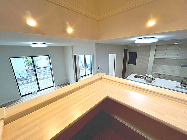 【スキップフロア】スキップフロアからLDKを見渡せます！（こちらは完成したタマタウンの分譲建物の内観であり、あくまで類似例です）