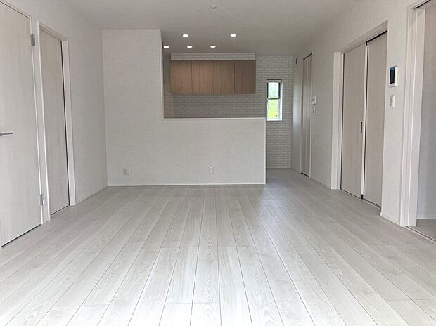 【2号地_LDK】明るいリビングには大人気の洋和室も!