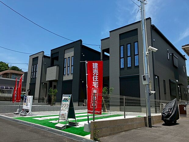 【（3号棟）現地外観写真】落ち着いたカラーの外観が街に馴染みます。南からの陽光を受け止めるような区画です。明るい南面リビングで家族団らんのひと時をお過ごしください。