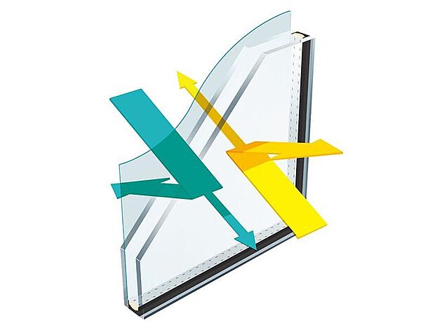 【ペアガラス】複層ガラスの室外側または室内側の中空層面に特殊金属加工を施した「Low-E複層ガラス」を全室の窓に設置。遮熱・断熱性が高く、紫外線や窓からの熱気を大幅にカットし、冷暖房効率を高めます。