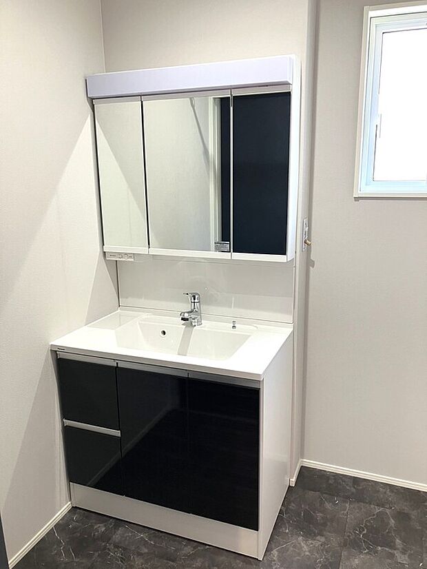 【3号地】スタイリッシュで多機能な洗面台。三面鏡の裏は収納になっており、小物もスッキリ片付きます。