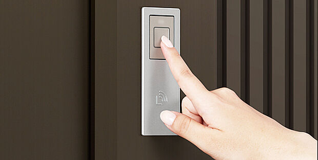 【スマートキー】キーをポケットやかばんの中に入れておけば、ドアハンドルのボタンを押すだけで鍵の開け閉めが出来るので非常に便利です。