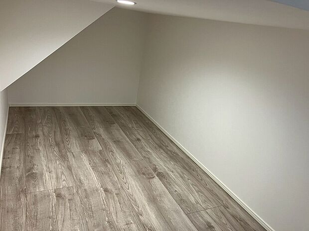 【基礎内収納】スキップフロア下の大容量の基礎内収納は、日用品は勿論、季節物の家電や地震などの災害非常時用の備蓄品をストックするなど、色々な活用方法がありとても便利です。